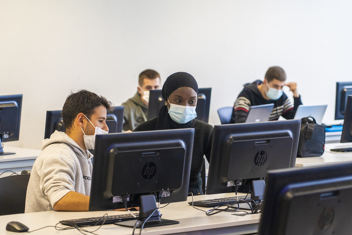 Ikasleak ordenagailuen aurrean gelan, artxiboko irudian.