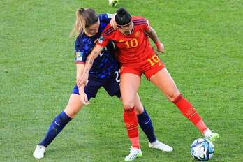 Damaris Egurrola y Jenni Hermoso pelean por el balón durante el partido de cuartos de final del último Mundial.