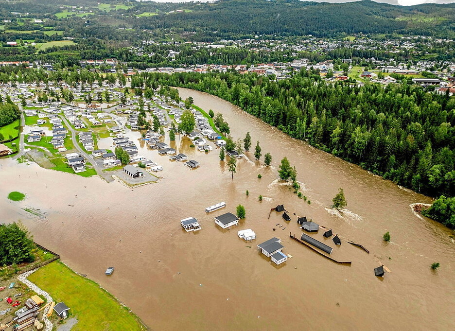 Un camping noruego inundado, en pleno agosto, tras desbordarse el río Dokka. Un camping noruego inundado, en pleno agosto, tras desbordarse el río Dokka.