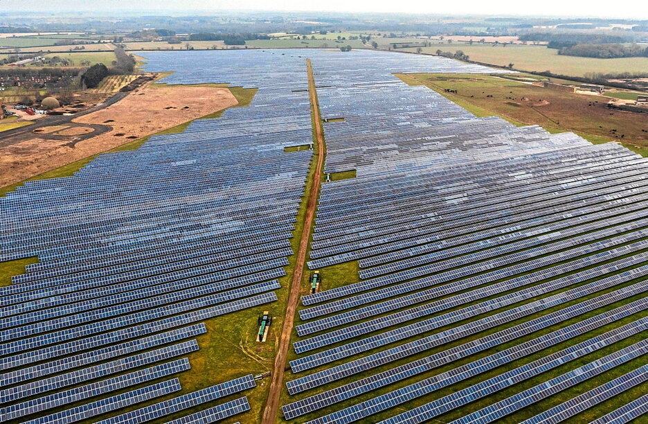 Paneles solares en la granja West Raynham en Fakenham, este de Inglaterra. Paneles solares en la granja West Raynham en Fakenham, este de Inglaterra.