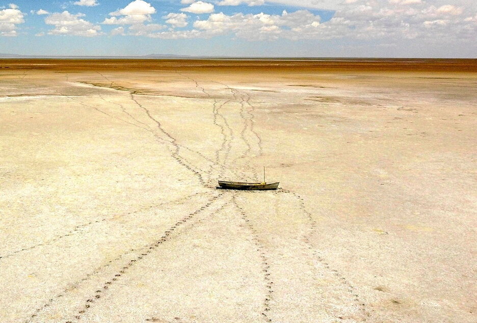 Una barca abandonada en el antiguo lago Poopó, en Bolivia, luego convertido en un desierto. Una barca abandonada en el antiguo lago Poopó, en Bolivia, luego convertido en un desierto.