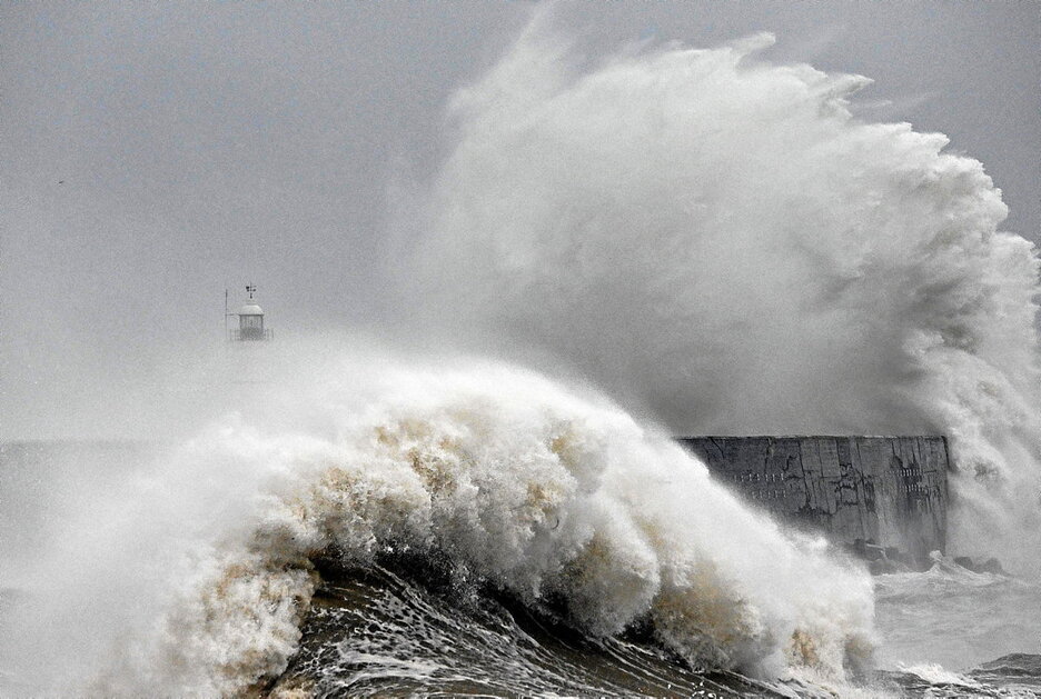 Las olas rompen sobre el faro y el muro del puerto de Newhaven, sur de Inglaterra. Las olas rompen sobre el faro y el muro del puerto de Newhaven, sur de Inglaterra.
