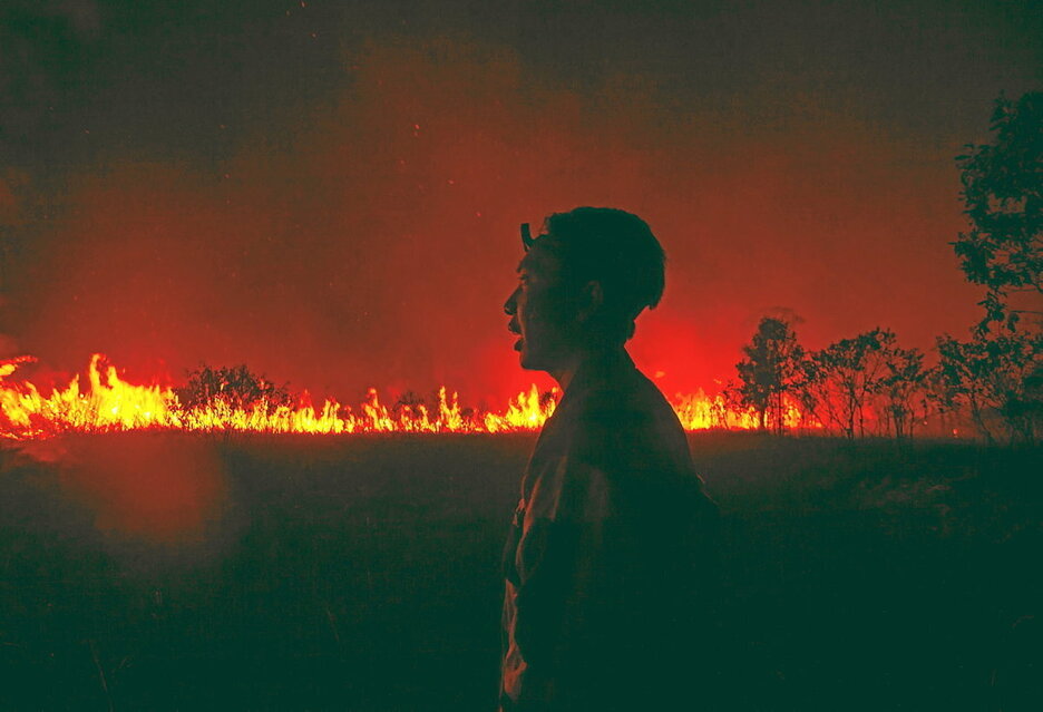 Un bombero intentando extinguir un incendio forestal en Sumatra. Un bombero intentando extinguir un incendio forestal en Sumatra.