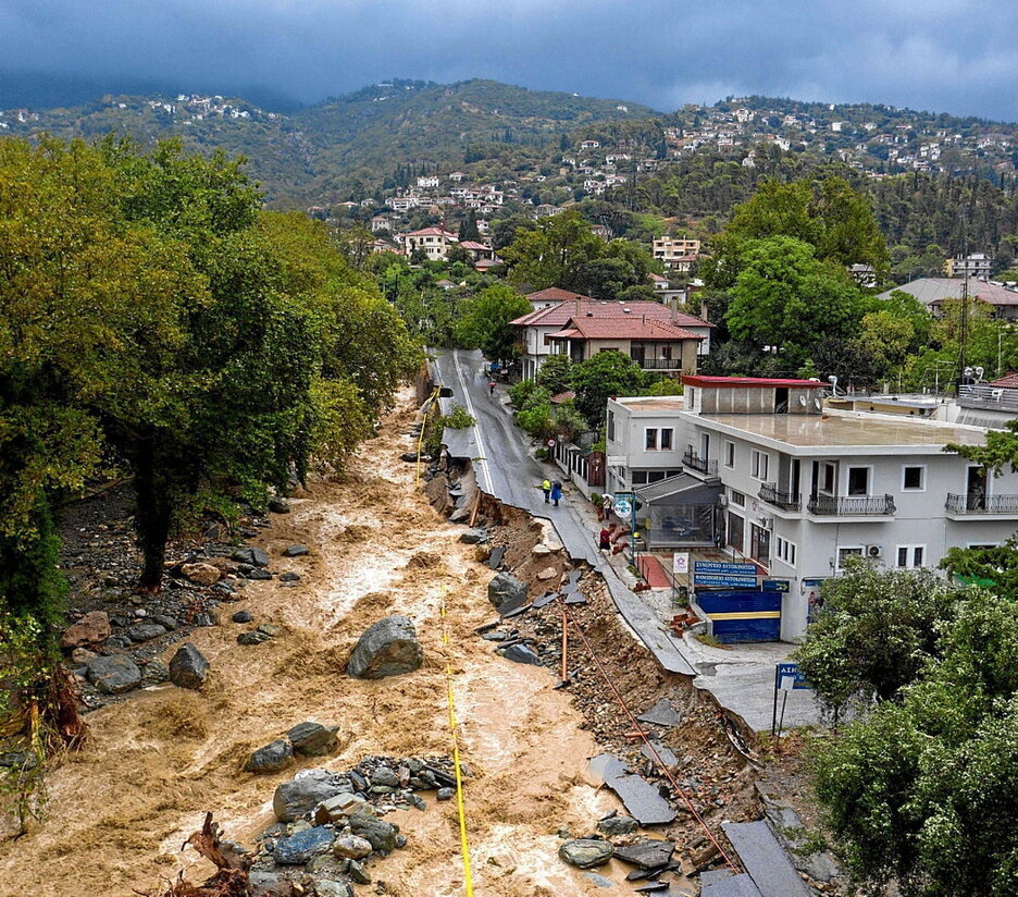 Una carretera parcialmente destruida en una zona inundada en la ciudad de Volos, en Grecia. Una carretera parcialmente destruida en una zona inundada en la ciudad de Volos, en Grecia.
