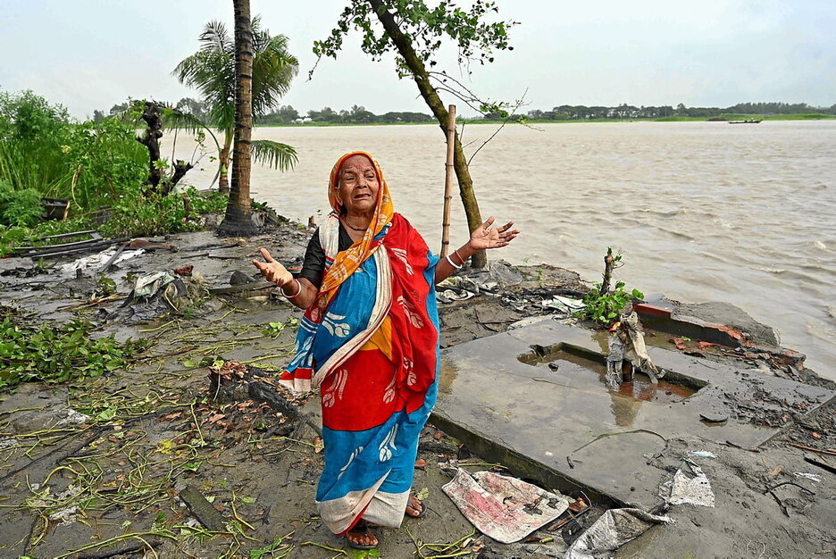 Una mujer lamenta la pérdida de su casa a orillas del río Padma, en Bangladesh. Una mujer lamenta la pérdida de su casa a orillas del río Padma, en Bangladesh.