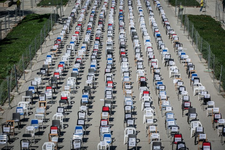 Sillas vacías reivindicando amnistía para cada represaliado por el «procés», en un acto de Òmnium en 2020 en Barcelona.