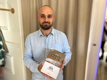 Andros Lozano, con su libro sobre el tráfico de drogas por el Estrecho de Gibraltar.