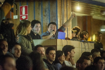 Unai Narbarte, Gernikako pilotalekuan mikroari helduta.