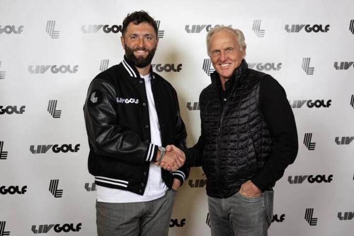 Jon Rahm y Greg Norman sellan con un apretón de manos el nuevo contrato del vizcaino por el que cobrará 550 millones.