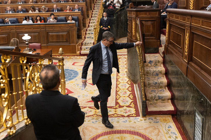 Patxi López sube a la tribuna de oradores. 