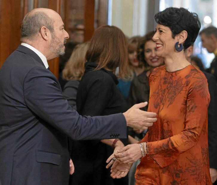 Elma Saiz saluda al presidente del Senado, Pedro Rollán, en un acto reciente.