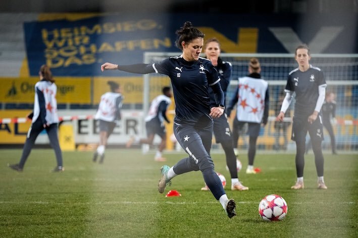 Las jugadoras del Slavia entrenan sobre el césped del NV de Arena, donde hoy se enfrentarán al St.Polten. SlaviaZeny