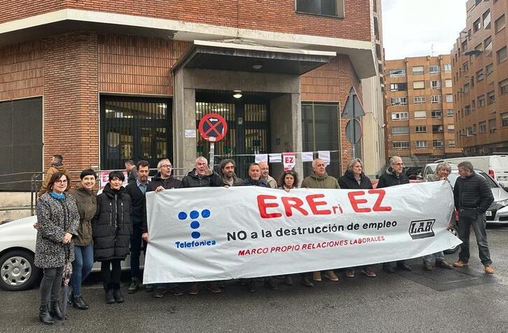 Representantes de LAB se han movilizado ante la sede de Telefónica en Artxanda.