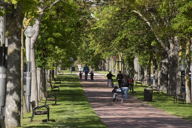 Irudian, familiak haur txikiekin paseatzen.