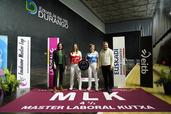 Aldai eta Zabaleta, erdian txapela heltzen, gaur egindako aurkezpenean.