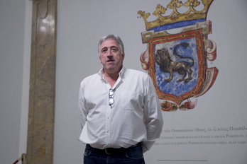 El próximo alcalde de Iruñea, en la entrada al ayuntamiento tras su renovación.