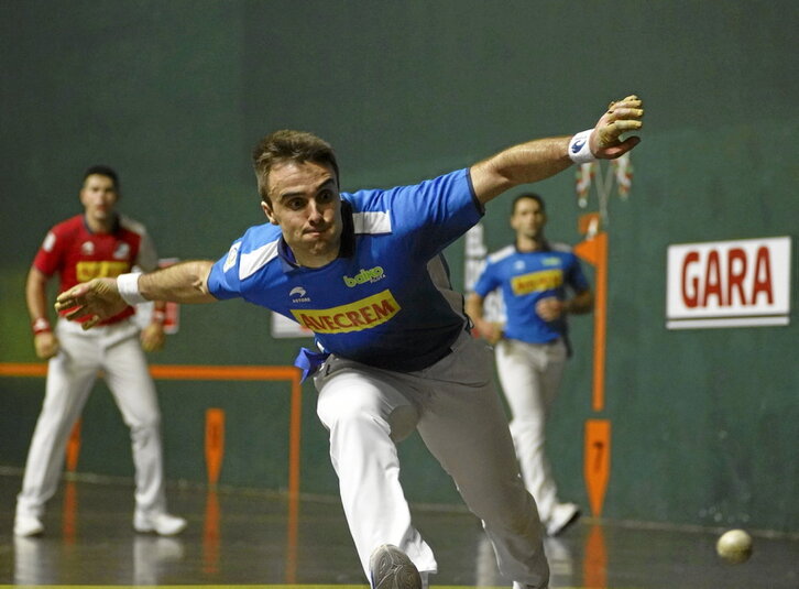 Jon Ander Peñak behetik gora egin zuen Urretxuko Ederrena pilotalekuan.