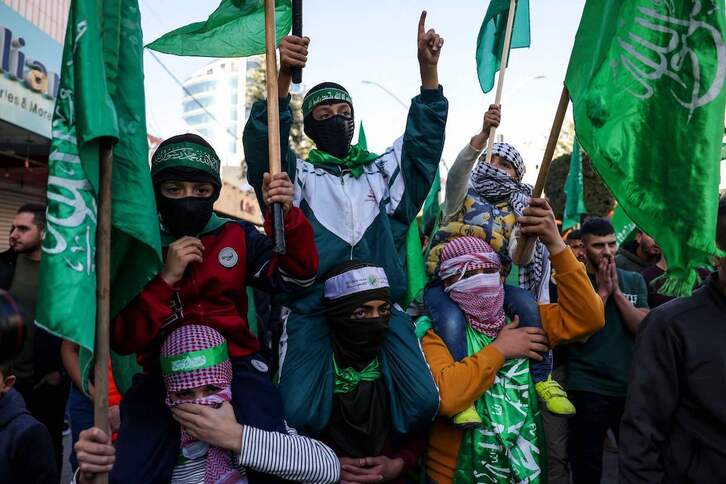 Palestinos con banderas de Hamas en una manifestación en Hebrón, Cisjordania.