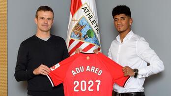 Adu Ares posa con el presidente del Athletic Jon Uriarte.