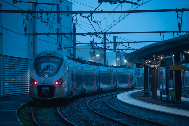 Entrada de un tren a la estación de Baiona.