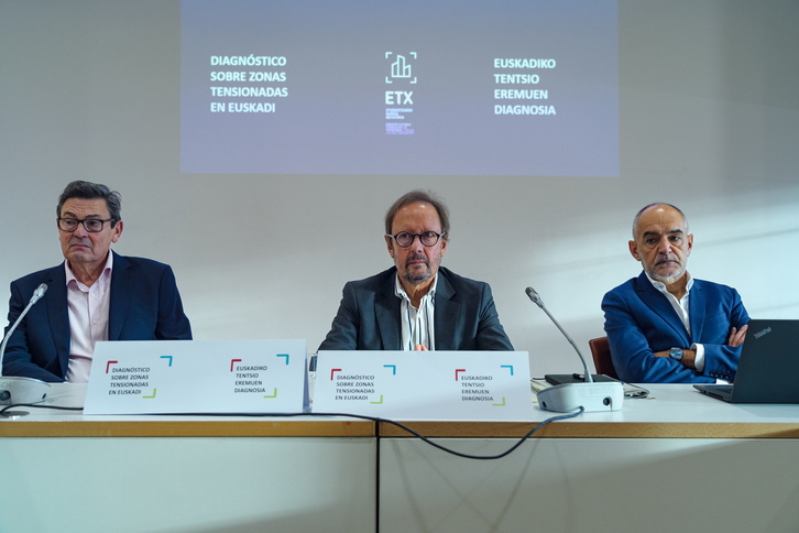 Responsables de la Viceconsejería de Vivienda, con el viceconsejero Pedro Jáuregui, en el centro.