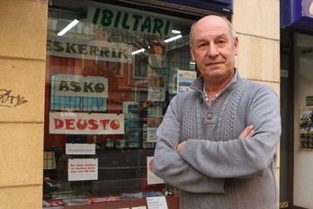 Roberto Robles, ante el escaparate de la agencia en Deustu.