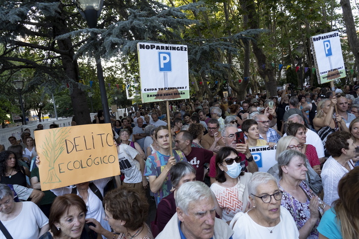 Protesta contra el proyecto de aparcamiento subterráneo de la calle Sangüesa. 