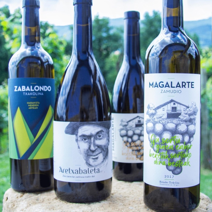 Magalarten lau txakolin mota desberdin ekoizten dituzte, bakoitza bere etiketa bereizgarriarekin.