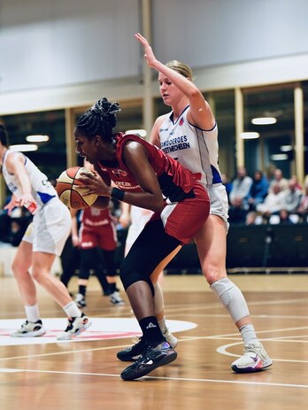 Bradford protege el balón en el poste bajo.