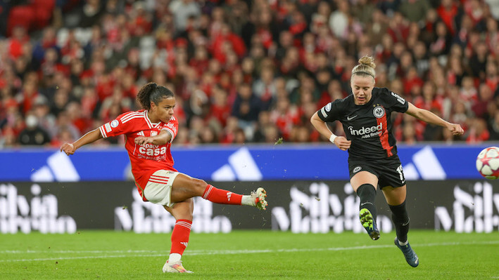 Alidou, autora del gol portugués, remata un balón. SL Benfica