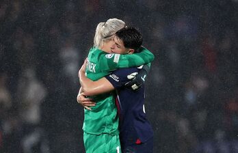 Kiedrzynek y De Almeida se abrazan tras el pitido final del partido que enfrentó a Paris Saint Germain y Roma en el Parque de los Príncipes.