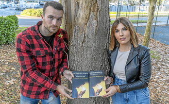 Telmo Lazkano eta Maitane Ormazabal, liburua erakusten.