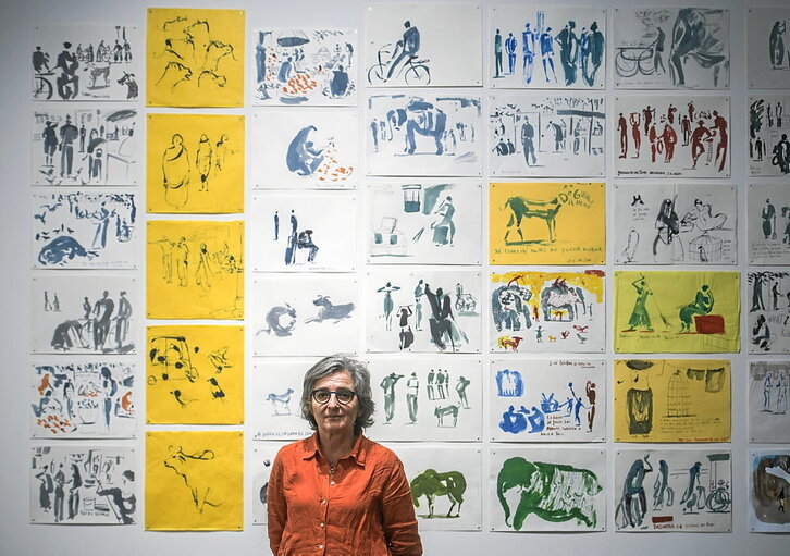 Isabel Herguera posa ante sus obras en la exposición de Tabakalera, que puede visitarse hasta el próximo 7 de enero.