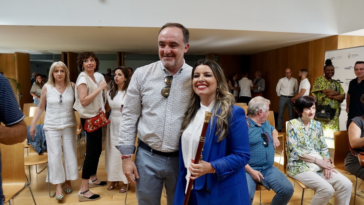 Xuriñe Peñas y Javier Esparza, al asumir la vara de mando de Eguesibar.