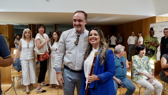 Xuriñe Peñas y Javier Esparza, al asumir la vara de mando de Eguesibar.