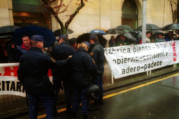 Acto de protesta convocada por el sindicato EHNE en Iruñea.