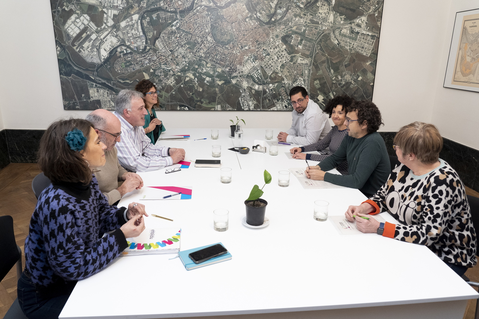 Encuentro de Asiron con la delegación de Contigo Zurekin. (Iñigo URIZ/FOKU)