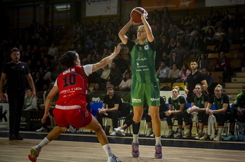 La escolta Txell Alarcón fue esencial en el triufo de Araski hace un año en La Fonteta.