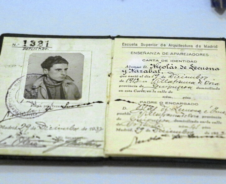 Cuadernos, cartas, dibujos... el contenido de la maleta es ecléctico.