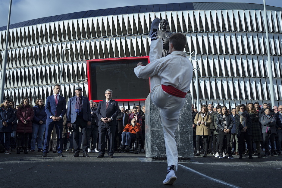 Dantzari batek aurreskua dantzatu dio Iribarri San Mames inguruan.