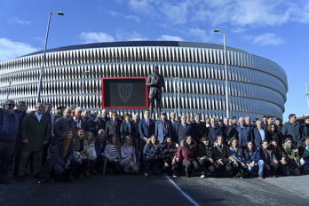 Familia argazkia Iribarren estatuaren ondoan.
