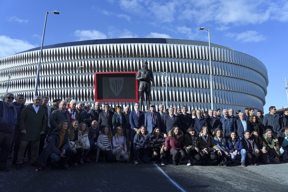 Familia argazkia Iribarren estatuaren ondoan.