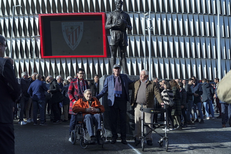 Senide eta lagunekin argazkia atera du Iribarrek bere estatuaren ondoan.