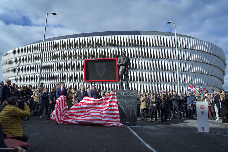 José Ángel Iribar destapa la estatua en su honor en los aledaños de San Mamés.