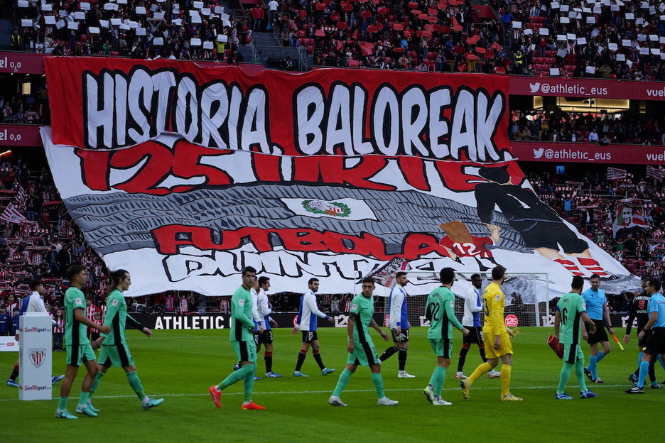 Athleticeko zaleek pankarta erraldoia atera dute harmailetan 125 urteak ospatzeko.