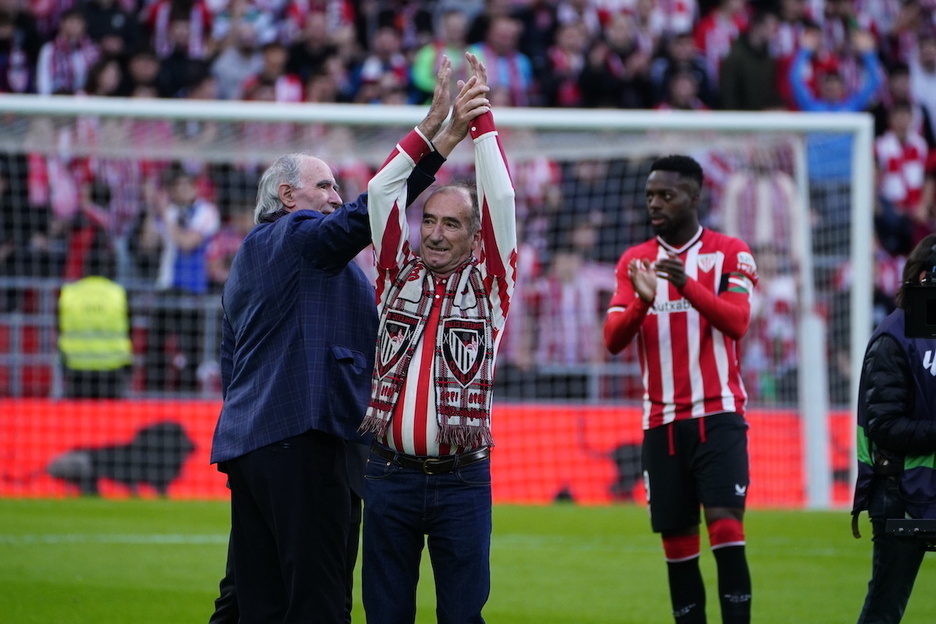 Jose Angel Iribarrek beste omenaldi bat jaso du San Mames barruan.