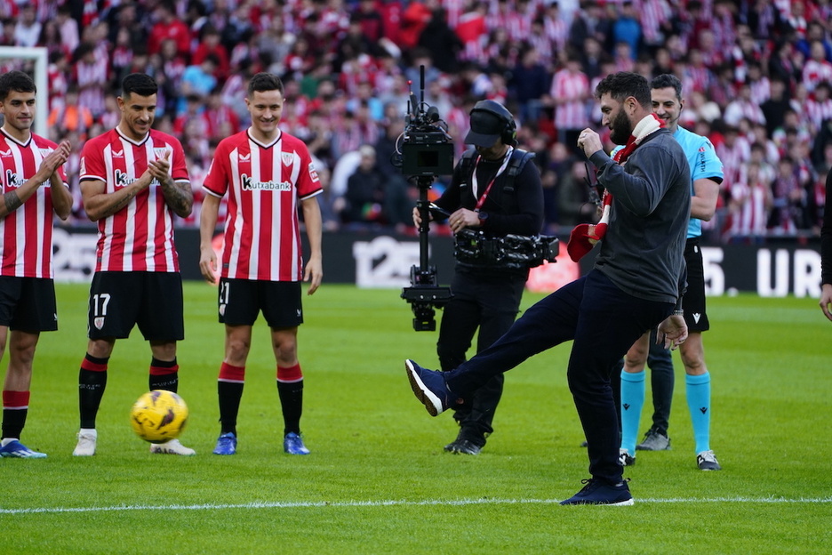 Jon Rahm golflariak ohorezko sakea egin du Atleticoren aurkako partidaren atarian.