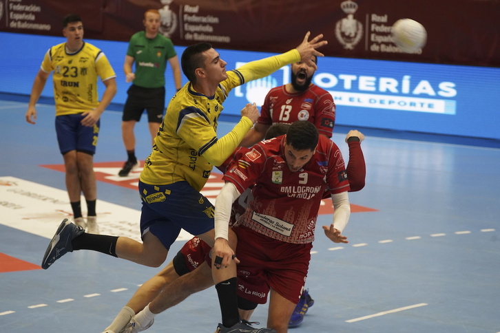 Julen Mujika intenta penetrar ante la dura defensa del Logroño.