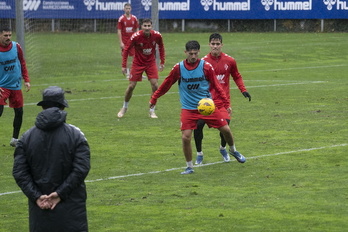 Vencedor, que muy probablemente entrará en el once, entrena bajo la atenta mirada de Etxeberria.