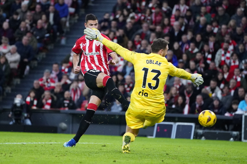 Zelaian, Athletic nagusi izan da. Guruzetak lehenengo gola egin du.